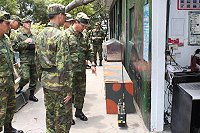 　指揮官鄭中將視導「北竿砲二連」裝備武器整備情形及生活設施，並給予指導。（圖／文：潘威廷）
