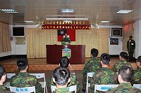 　副指揮官對士官班學員做精神講話，期勉學員學以致用，提升國軍情報戰力。（圖／文：潘威廷）