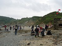 　東莒社區發展協會響應世界地球日，邀請居民清理猛澳後澳沙灘，一起維護馬祖重要的觀光資源。（圖／文：林冰芳）　