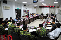 　對抗新型流感，地區疫情指揮中心召開第一次會議，聽取衛生局報告最新疫情資訊外，也就如何落實防疫工作及疫情發生後的收容安置等問題做廣泛討論。（圖／文：曹重偉）