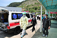 　因應H1N1新型流感疫情持續擴大，地區特舉辦新型流感病患之收治及處置演練，模擬一名由大陸旅遊行程結束返馬之民眾，疑似感染新型流感之個案，演習過程動員多輛車輛及人員，全副武裝待命，順利逼真。（圖／文：曹重偉）