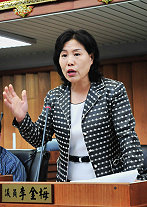 　議員李金梅進行質詢。（圖／文：曹重偉）
