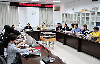 　衛生署長葉金川聽取地方衛生醫療業務簡報，直誇馬祖的醫療比台灣還好，也提醒一定要做好防疫措施。（圖／文：曹重偉）