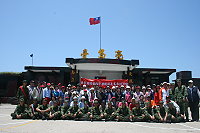 　慶祝母親節，東引近百位鄉親登上亮島參訪。（圖：東引鄉公所提供）