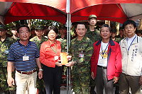 　台中縣政府代表致贈慰問金給防區指揮官鄭中將，慰勉國軍弟兄保衛國家辛勞。（圖／文：潘威廷）