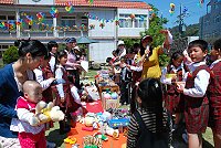 　仁愛國小舉辦母親節慶祝活動，跳蚤市場義賣活動共募得一萬餘元，將捐贈瑪麗亞基金會，讓母親節的愛心擴大回饋給更多需要幫助的人。（圖／文：劉秋月）