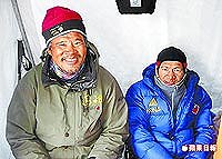 揹媽祖攻頂的馬祖畫家在帳篷串門子。(圖片來源:蘋果日報)