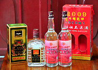 　馬祖酒廠今年端午節再推出家戶優惠配售高粱酒計畫，除每戶0.6公升瓶裝馬祖高粱酒6盒外，另「加碼」配售0.6公升東湧陳年高粱酒12瓶，讓鄉親歡度端午。（圖／文：曹重偉）