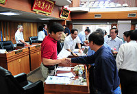 　議長陳振清敲下議事槌，縣議會第四屆第七次定期大會圓滿閉會，縣長陳雪生及列席官員們也向各議員握手致意。（圖／文：曹重偉）