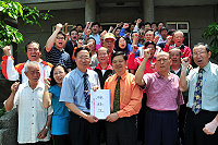 　北竿衛生所主任楊綏生完成黨內初選登記，並由陪同人員高喊口號造勢。（圖／文：曹重偉）