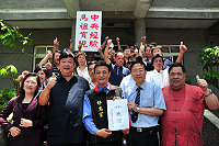 　馬祖酒廠實業公司董事長林惠官完成黨內初選登記，並由陪同人員高喊口號進行造勢活動。（圖／文：曹重偉）