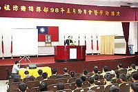 　馬防部日前假梅石中正堂舉行五月份月會暨學術講演，邀請到國安會諮詢委員鍾堅博士蒞部實施專題演講，在聽完鍾博士精闢的解說後，在座官兵均感獲益良多。（圖／文：黃俊智）