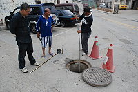 　縣府聯繫廠商清除清水一汙水管線阻塞，南竿鄉公所亦支援。（圖／文：邱竟瑋）