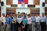 　許多熟悉面孔的台北市議員勞軍團，昨天前往連江縣議會拜會，由副議長陳貴忠代表議長陳振清歡迎遠道而來的好朋友，議會準備的馬祖點心芙蓉酥讓大家驚豔不已，紛紛探聽準備下單貢獻馬祖經濟。（圖／文：劉秋月）