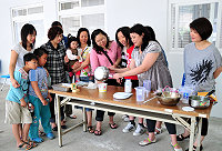 　環保愛馬祖，從廢油製皂做起，環保局廢油製皂推廣活動首場在南竿區漁會舉行，吸引多位鄉親帶著家中的廢油前往學習製皂。（圖／文：曹重偉）