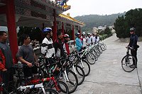 　指揮官鄭中將對提倡正當休閒活動不遺餘力，日前於勝利山莊前帶領官兵組成「瘋馬隊」，以「單車」見證了馬祖美麗的風景，展開健康、愉快的「鐵馬知性之旅」。（圖／文：黃俊智）