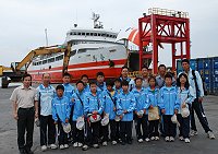 　莒光聯隊奪下全國樂樂棒第四名，昨搭乘臺馬輪返馬，教育局長邱金寶前往迎接小小選手們，代表縣長嘉勉莒光聯隊優異表現。（圖／文：劉秋月）