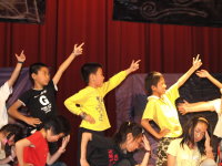 　2009年介壽藝術季－「舞林大道」將於明天登場，學校師生揮汗如雨排練，精采表演別忘當天準時前往欣賞，介壽誠摯邀請您。（圖：介壽國中小提供）