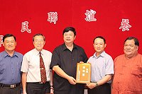 　縣長陳雪生於軍民聯誼餐會前致贈指揮官鄭中將「致敬書」，以感謝馬防部在馬祖長期以來對防區各項安全、社會安定與人民福祉等方面所做出貢獻。（圖／文：林忠和）。