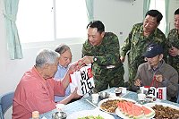 　指揮官鄭中將致贈榮民之家的榮民伯伯們端節禮品。（圖／文：林忠和）