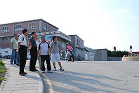 　議員曹以標及介壽國中小校長陳書安昨邀集交通局，前往酒廠前圓環路口會勘，表達希望路口劃設行人穿越線；局長劉德全表示，將要求承辦廠商儘速完成。（圖／文：劉秋月）