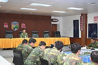 　副參謀長闕上校於節能省碳協調會中，向在座與會幹部說明節約能源之重要性。（圖／文：鄭智元）
