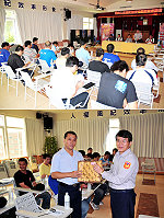 南竿警察所召開民防人員強化治安協勤效能座談會,局長李建聰感謝民防同仁的幫忙與協助,讓治安狀況相當平穩,並代表內政部長廖了以頒發紀念品。(圖/文:曹重偉)