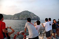 　「海上看東引」首航，吸引許多民眾和遊客參加。（圖／文：陳其敏）