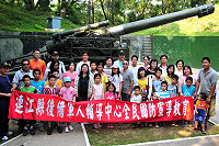 　後服中心等單位舉辦的國防宣教及親子淨灘活動活力登場，參加民眾感受梅石營區大砲連240砲操的臨場震撼，都對國軍堅實戰力深具信心。（圖／文：曹重偉）