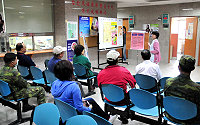 　縣立醫院五月份「門診團體衛教宣導」由護理師林鈺燕主講「藥您健康—用藥安全」，為待診軍民鄉親上了很實用的一課。（圖／文：曹重偉）