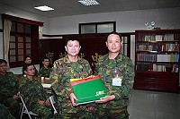 　指揮官鄭中將贈予深造人員代表莒指部政戰主任朱上校禮品，慰勉深造人員平日苦讀辛勞。（圖／文：潘威廷）