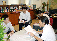 　為提振地區經濟發展，縣府秘書長王忠銘前往拜會行政院經建會部門處處長陳寶瑞，就馬祖中長期規劃提出地區的切身訴求。（圖：連江縣政府提供）