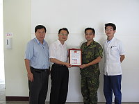東引鄉衛生所陳行鑫主任代表劉增應局長頒贈感謝狀給東引野戰分院院長葉誥翔。(圖:東引鄉衛生所提供)