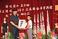 　北竿三校聯合畢業典禮昨天登場，畢業生在各界祝福下邁向人生的下一個學習里程。（圖／文：陳鵬雄）