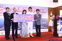 　縣府觀光局今年繼續主打馬祖婚紗之旅，昨召開記者會喊出「去馬祖拍婚紗、幸褔禮金16520元大方送」的口號，歡迎新人來趟馬祖浪漫婚紗之旅！（圖：縣府觀光局提供）