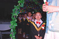 　介壽附幼昨天為七十一位小小畢業生舉行畢業典禮，在家長與師長的溫馨祝福下，小朋友將要迎向人生新階段。（圖／文：劉秋月）