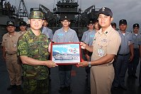 　馬防部指揮官鄭中將與海軍艦隊長合影，並由海軍艦隊長致贈防區合風艇紀念牌乙幅。（圖／文：林忠和）