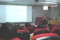 　馬祖高中週末一連兩天舉行「生命教育課程研討會」，由教育部生命教育學科中心成員教師抵馬分享，如何讓生命教育落實於課程中，如何帶領學生體會生命，這些都是現代老師們的重要課題。（圖／文：劉秋月）