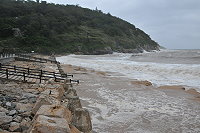 　甫完工的后澳海堤接受颱風考驗，有效阻擋海水入侵。（圖／文：陳鵬雄）