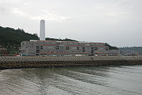 　興建中的珠山電廠煙囪還是一片白色，近期將甄選公共藝術家，妝點成另類風貌。（圖／文：邱竟瑋）