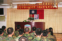 　指揮官鄭中將勉勵在座學員，要以「軍人武德」的養成為職志，並成為優秀的專業士官幹部。（圖／文：林忠和）