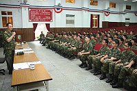 　指揮官鄭中將肯定在座屆退官兵，於服役期間戮力於戰訓本務，並期許退伍之後，能將軍中所學，帶著馬防部的榮譽心，替國家及社會貢獻更多心力。 (圖／文：黃俊智)