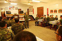 　指揮官鄭中將與北指部官兵共進午餐，展現親和作風 弟兄倍感溫馨。（圖／文：黃俊智）