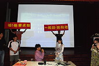 　東引國中教導主任陳建輝昨天當眾向幼稚園部陳湘怡老師求婚，獲得同意，全縣教師見證良緣。（圖／文：邱竟瑋）