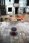 　上圖：東引南澳中路，有一下水道阻塞，並溢出排泄物和石塊。