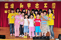 　馬祖高中學生成立馬祖「區域和平志工團」，犧牲假日前往駐點仁愛國小，為弱勢家庭孩童課外輔導及指導才藝，日前還舉辦成果發表會。（圖／文：曹重偉）