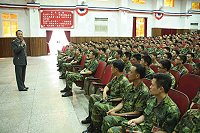 指揮官鄭中將於會中期許晉陞人員自我要求,以犧牲、負責的態度,建立「領導者風範」,做為防區官兵的標竿;並對志工媽媽不辭辛勞地為防區弟兄輔導和服務,表達最高敬意。(圖/文:黃俊智)