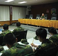 指揮官鄭中將期勉防區士官須不斷精進專業技能長才及領導統御能力,並以「高度的榮譽感」及「旺盛的企圖心」展現士官活力與能力,為單位爭取最高績效。(圖/文:林忠和)