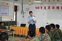 國防部藝宣中心音樂組陳德列中校於幹訓班指導軍歌演唱,表示軍歌不是只要唱大聲就好,而是要配合節拍音調唱起來才會鏗鏘有力。(圖/文:黃俊智)