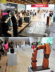 「台灣雕塑系譜建構序曲—馬祖特展」昨起在民俗文物館盛大登場,十位參展雕塑家一起參加開幕儀式,秘書長王忠銘代表縣長陳雪生表示誠摯歡迎之意,並推薦軍民把握機會前往欣賞。(圖/文:曹重偉)